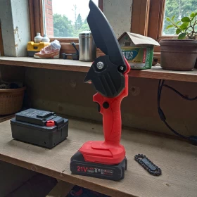 منشار كهربائي صغير لقطع الخشب والأغصان – يعمل بالبطارية